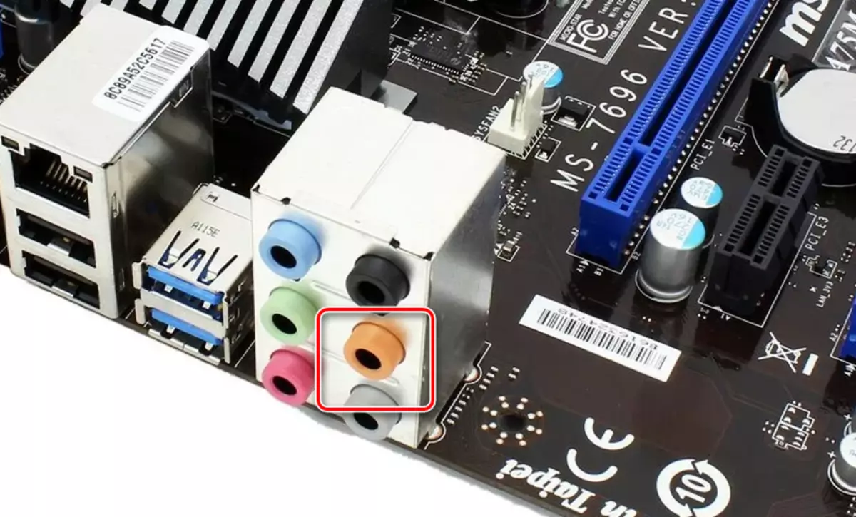 Konektor pro připojení subwooferu na vestavěném počítači zvukové karty