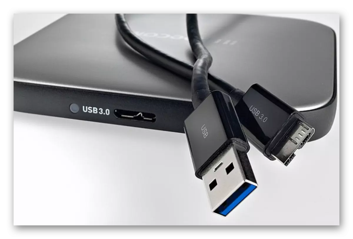 একটি USB হার্ড ডিস্ক সংযুক্ত হচ্ছে