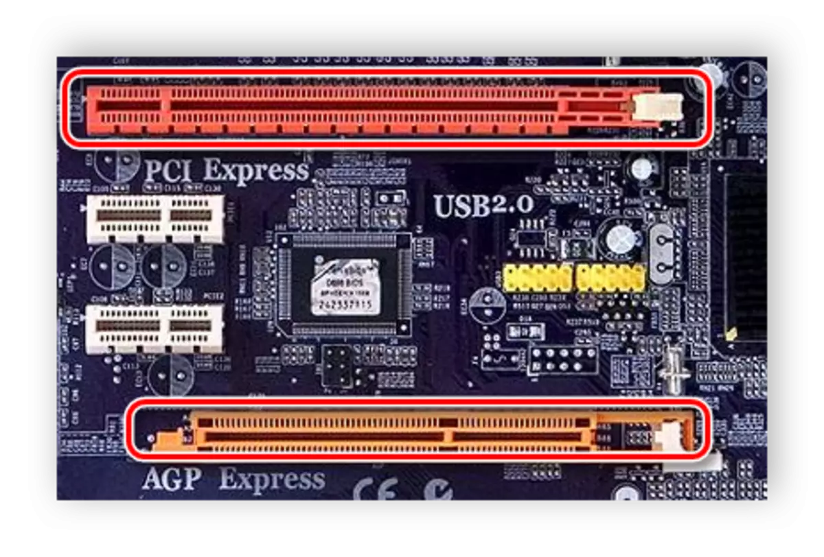 Connecteurs PCI-E et AGP sur la carte mère