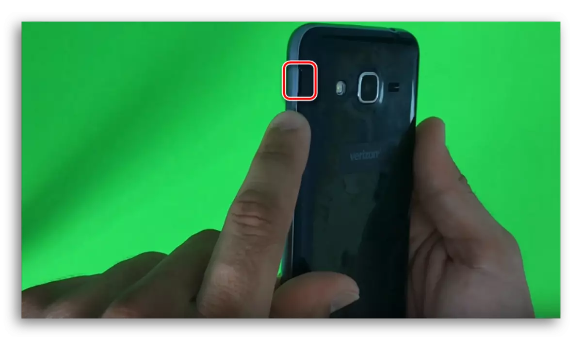 Uklanjanje stražnjeg poklopca sa pametnim telefonom Samsung J3