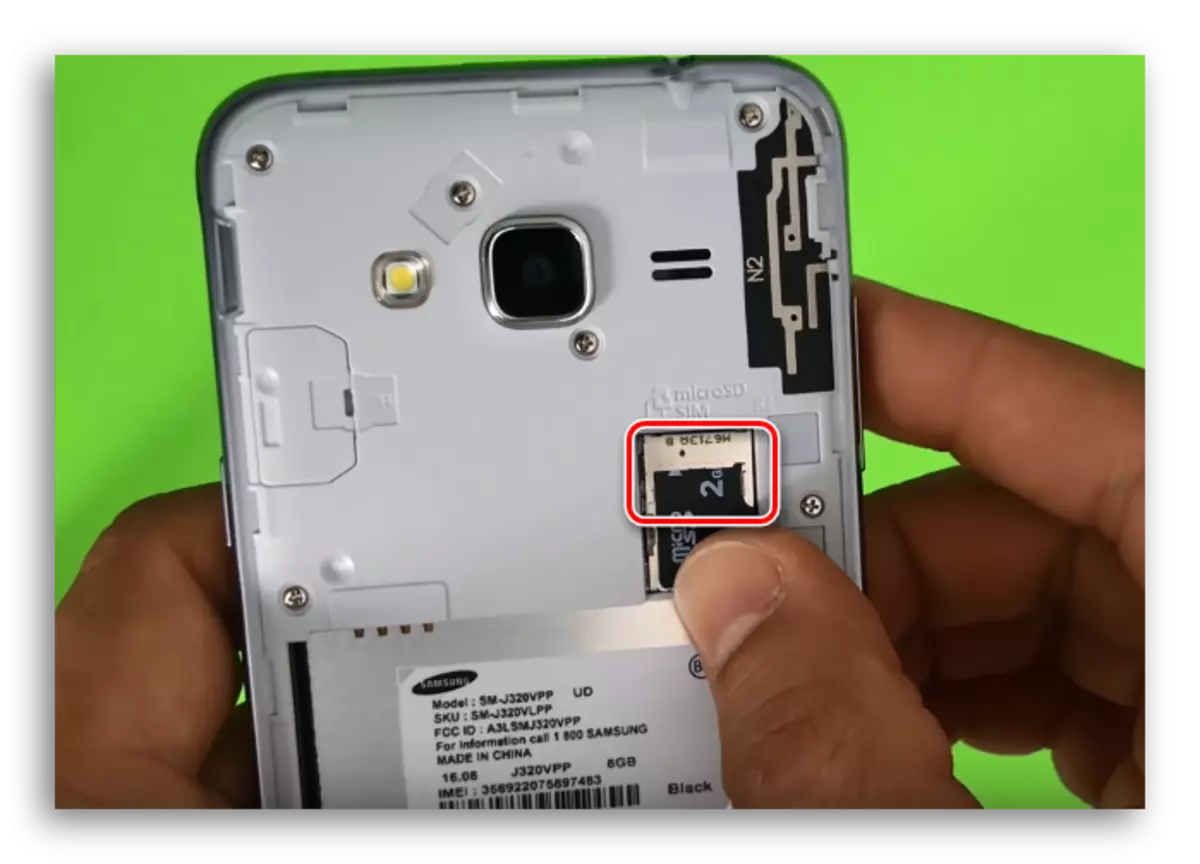 Vstavljanje mikrostične kartice v režo za IT v Samsung J3