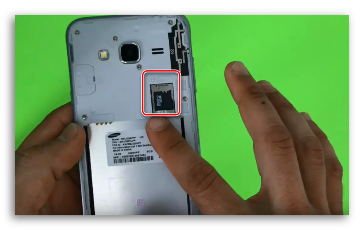 Den korrekte position af mikrosfærekortene i stikket til det i Samsung J3