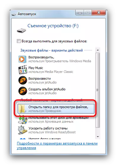 Automobilová paměťová karta vložena do laptopu Cartrider nebo Connector