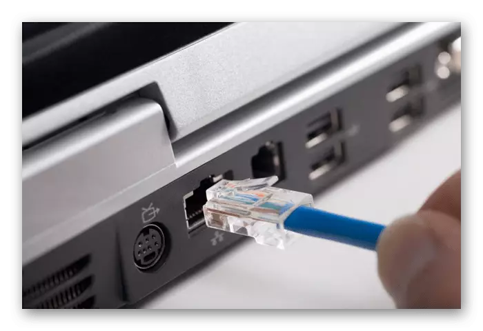 రౌటర్ను తప్పించుకునే లాప్టాప్ నేరుగా ఒక LAN కేబుల్ను కనెక్ట్ చేస్తోంది