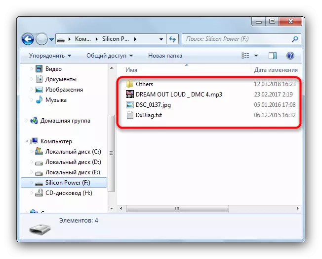 Dateien auf einem Flash-Laufwerk, offen für einen Laptop mit Standardeinrichtungen
