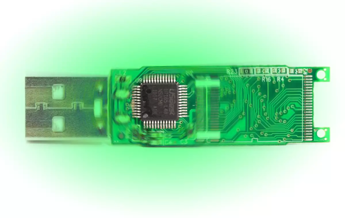 MicroTroller unidad flash en placa de circuito impreso
