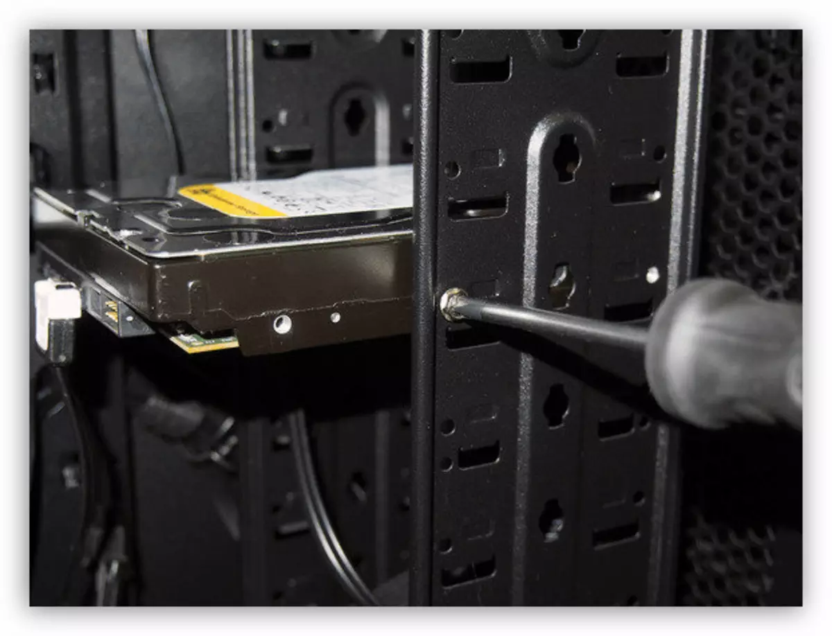 Vida që mbajnë hard disk në boks në njësinë e sistemit