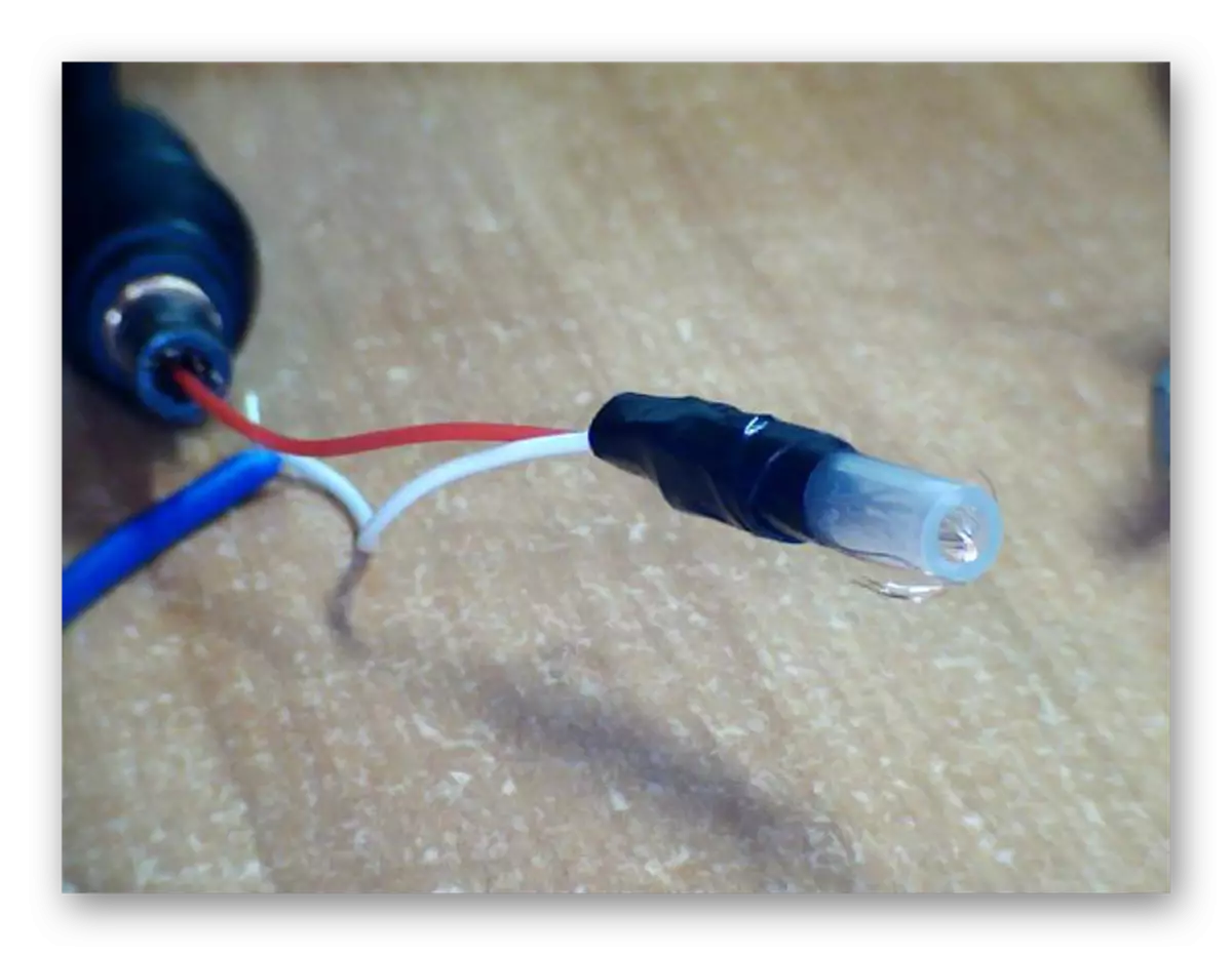 El proceso de creación de la conexión de cableado al enchufe del adaptador de corriente