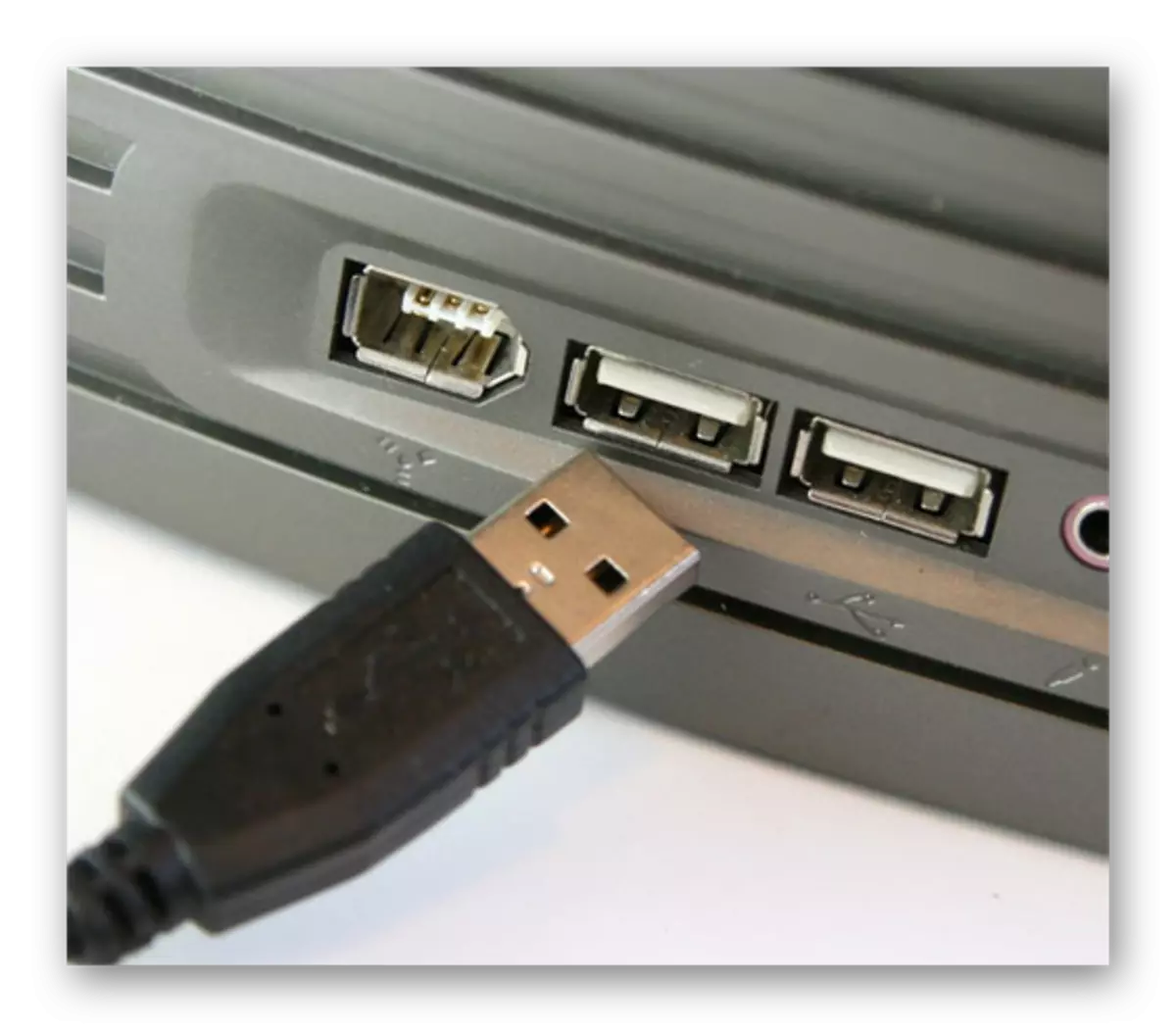 عملية توصيل كابل USB بموصل USB على جهاز كمبيوتر محمول