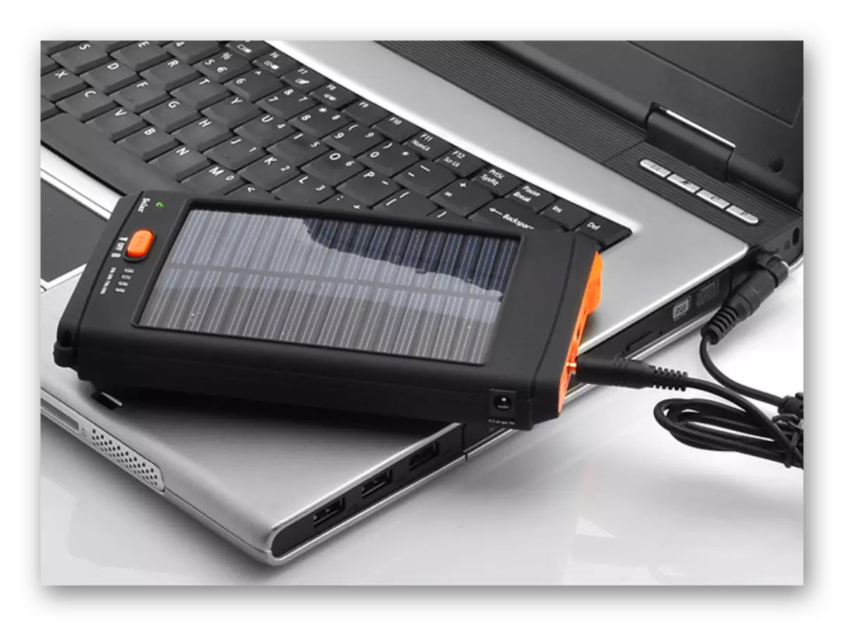 Batteria solare collegata con successo al laptop per la ricarica