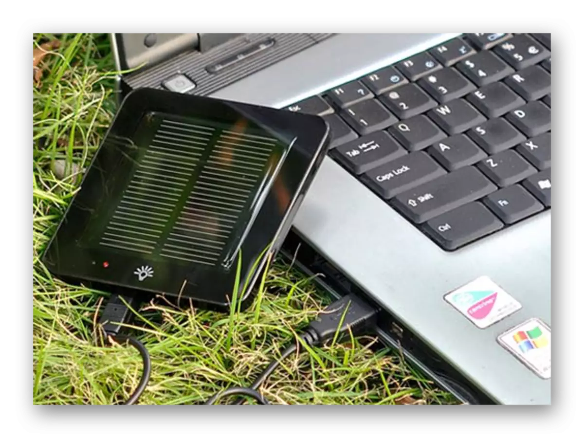In foarbyld fan in wurkjende sinne-batterij foar in laptop-opladen