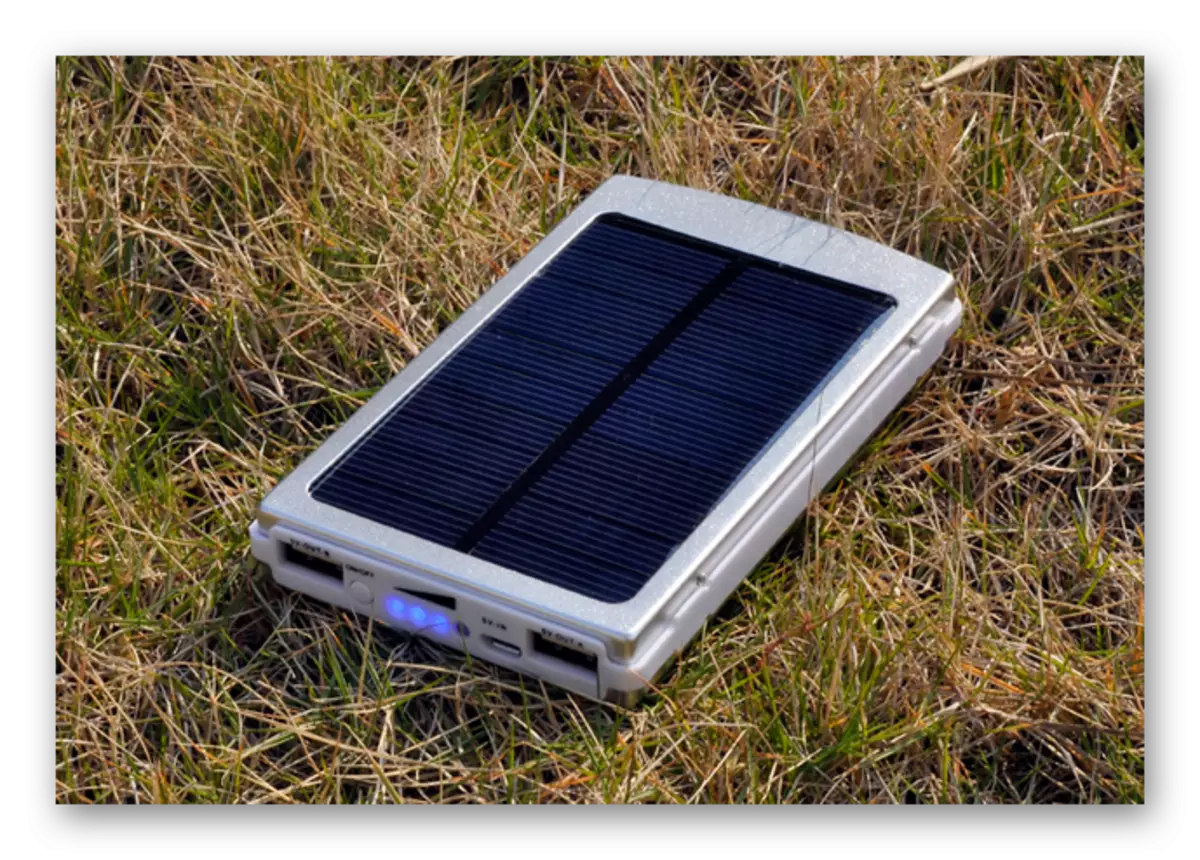 अंतर्निहित भंडारण के साथ लैपटॉप चार्ज करने के लिए सौर पैनल