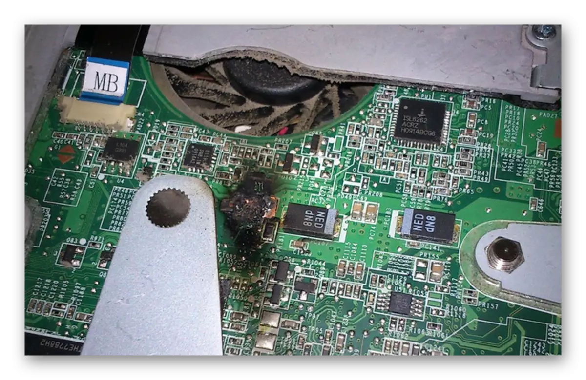Inspecció dels components interns cremats de l'ordinador portàtil