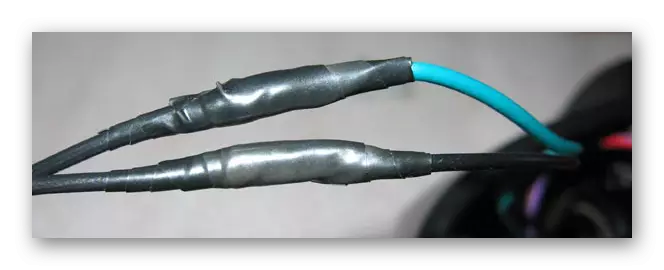 Користећи траку за причвршћивање жица из адаптера и батерије