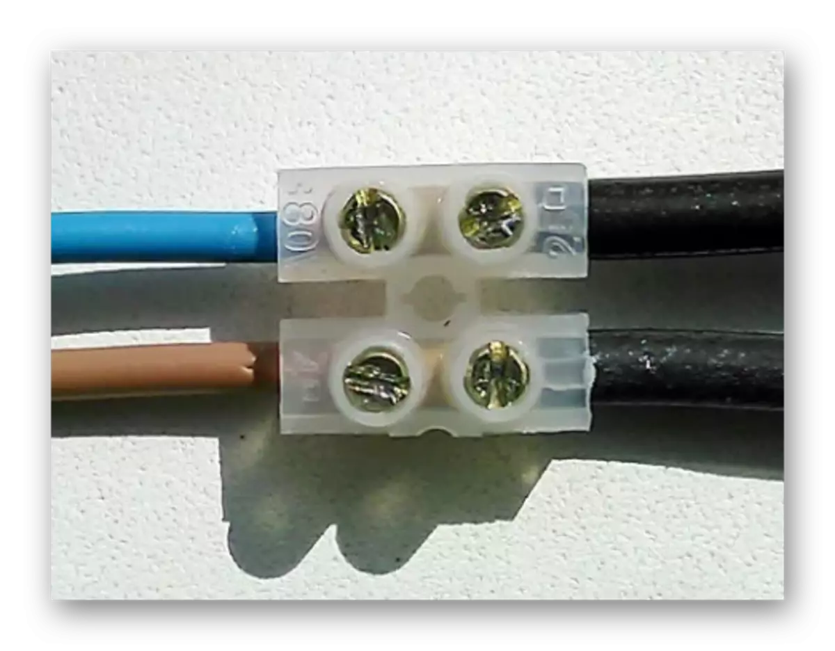 Prosessen med å bruke skrueklemmer for å feste ledninger