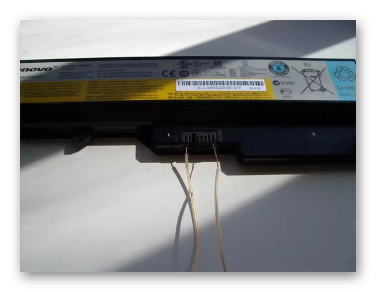 Het proces van het bevestigen van bedrading aan batterij segmenten van een laptop