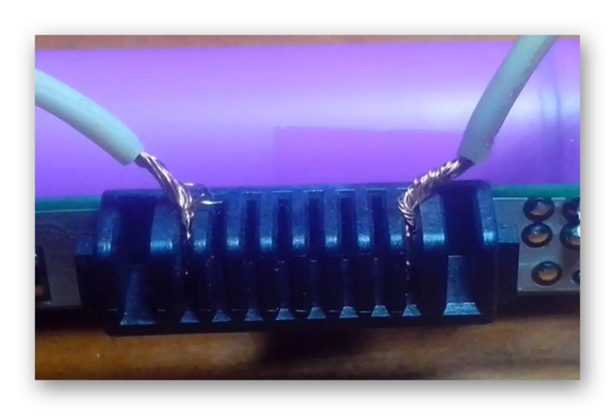Èxit cablejat connectat a la bateria de la llibreta obert