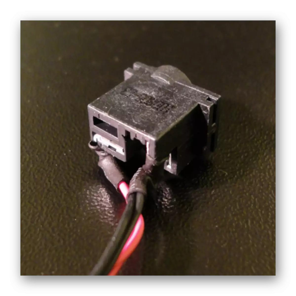 લેપટોપ બેટરીને ઇનપુટ કનેક્ટરમાં કનેક્ટ કરવાની પ્રક્રિયા