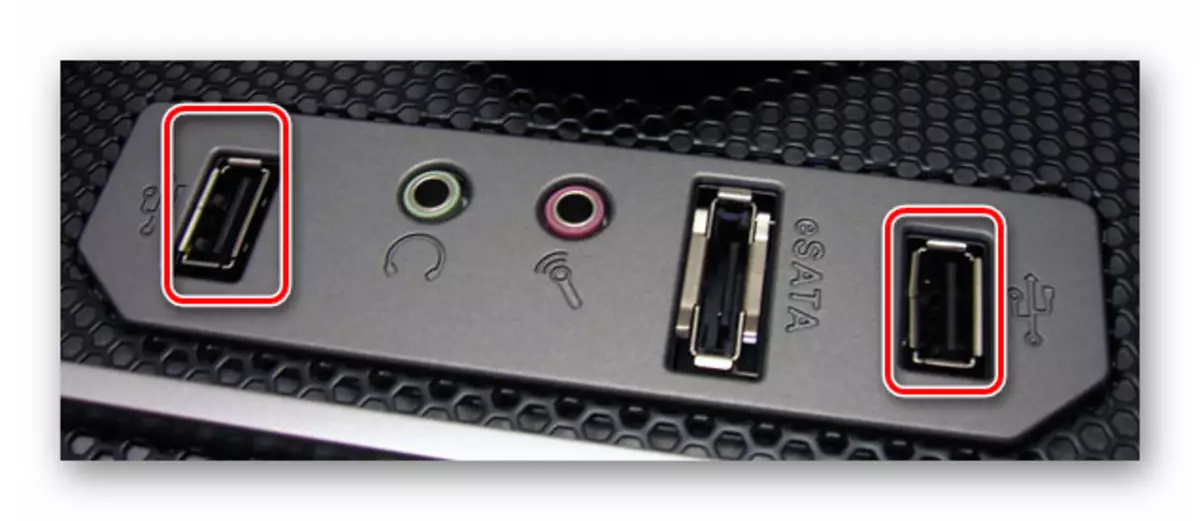 Connectors USB ar y system gyfrifiadurol ar gyfer cysylltu'r meicroffon yn Windows 7