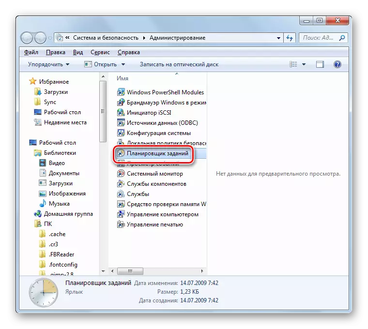Peluncuran antarmuka penjadwal tugas di bagian Administrasi di panel kontrol di Windows 7