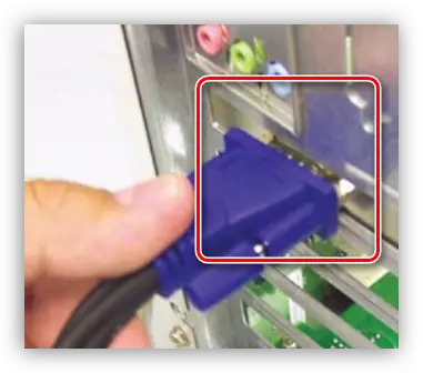 La connexió d'un cable de vídeo en un equip connector VGA