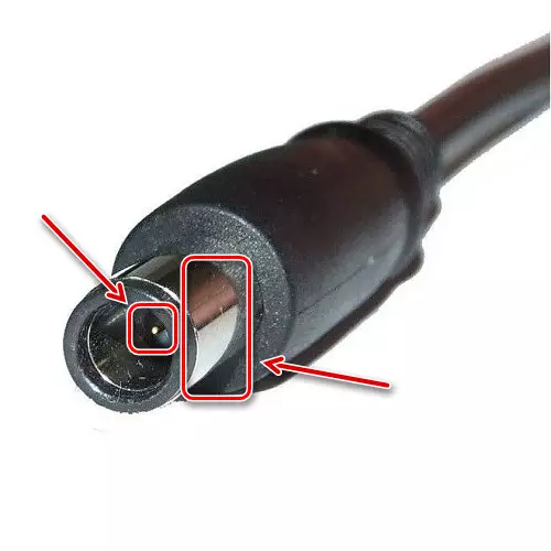 Voltatge procés de mesurament de nivell a l'endoll adaptador portàtil