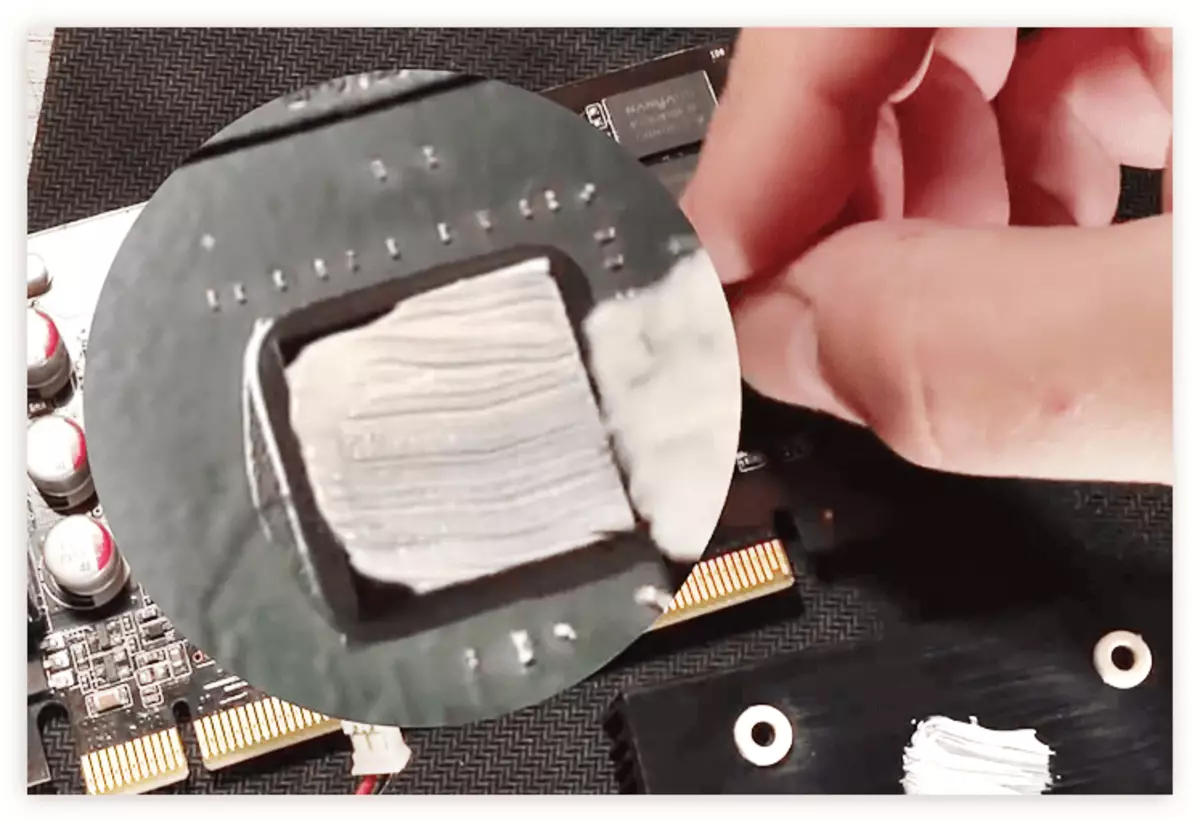 Aplikacja Thermal Paste na Wózkach wideo Chip