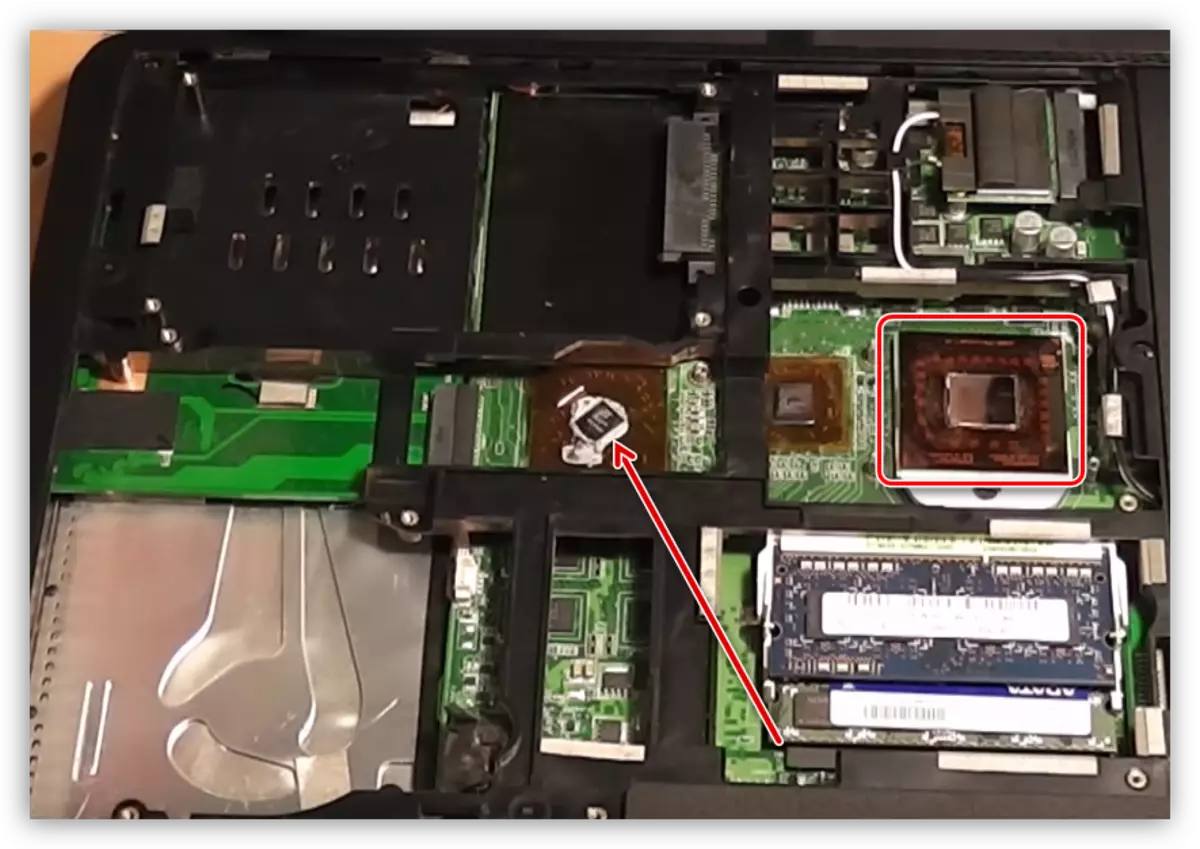 A laptop elemek tisztítása a régi termikus paszta