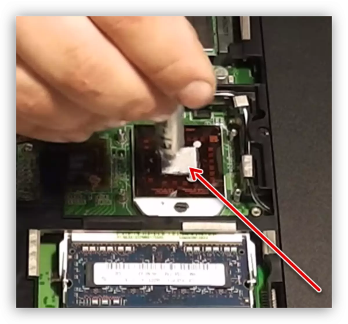 Applying a new thermal paste on a laptop processor