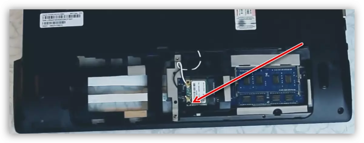 Disassembling karagdagang mga fastener ng motherboard kapag disassembling isang laptop