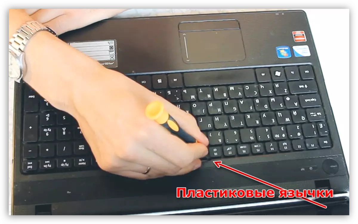 Demontierende Tastatur beim Demontieren des Laptops