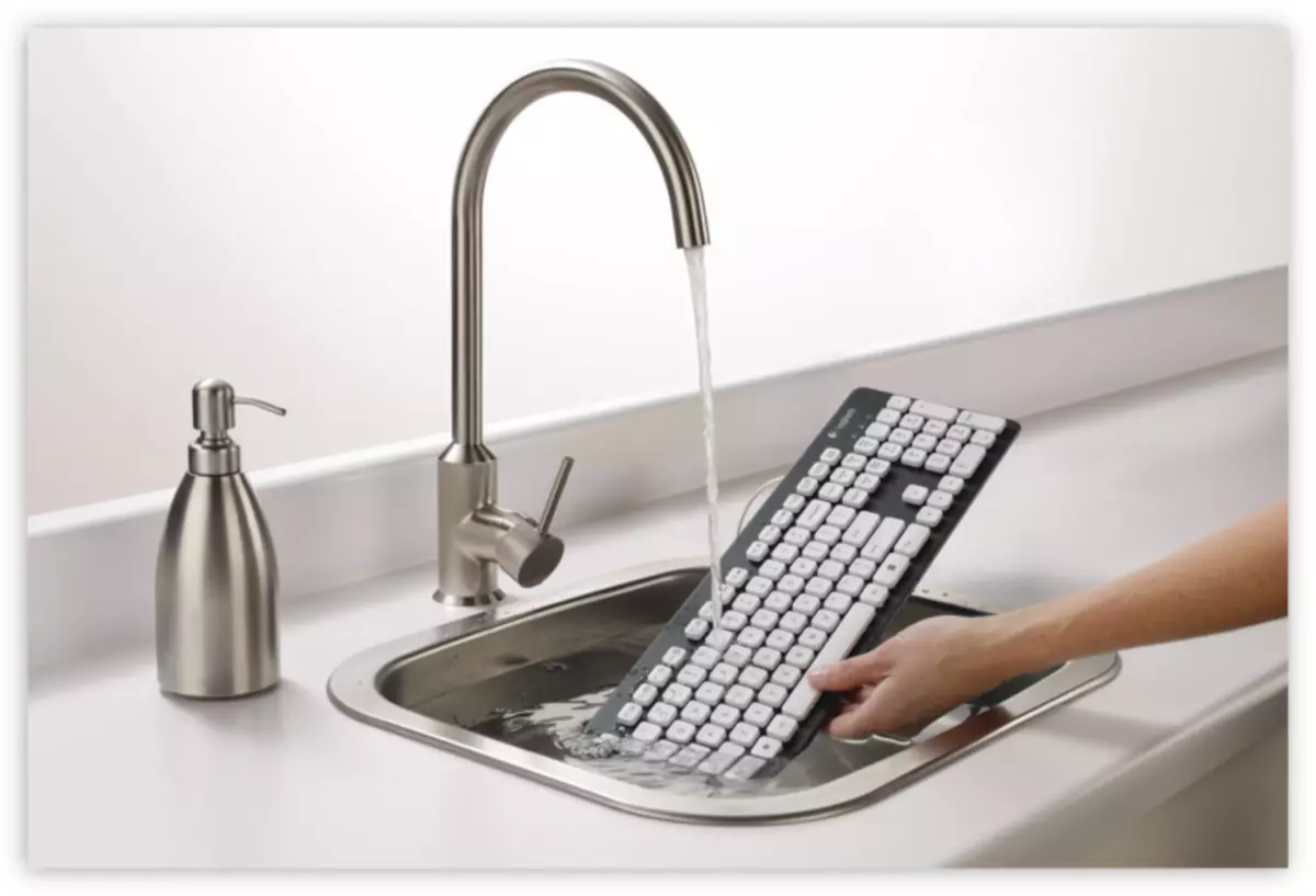 Lave el teclado bajo el agua.