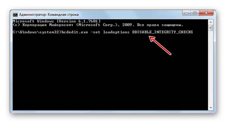Ingreso del primer comando para deshabilitar el registro de firmas del controlador en la interfaz de la línea de comandos en Windows 7