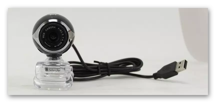 Procesi i inspektimit të telit të një webcam të jashtëm