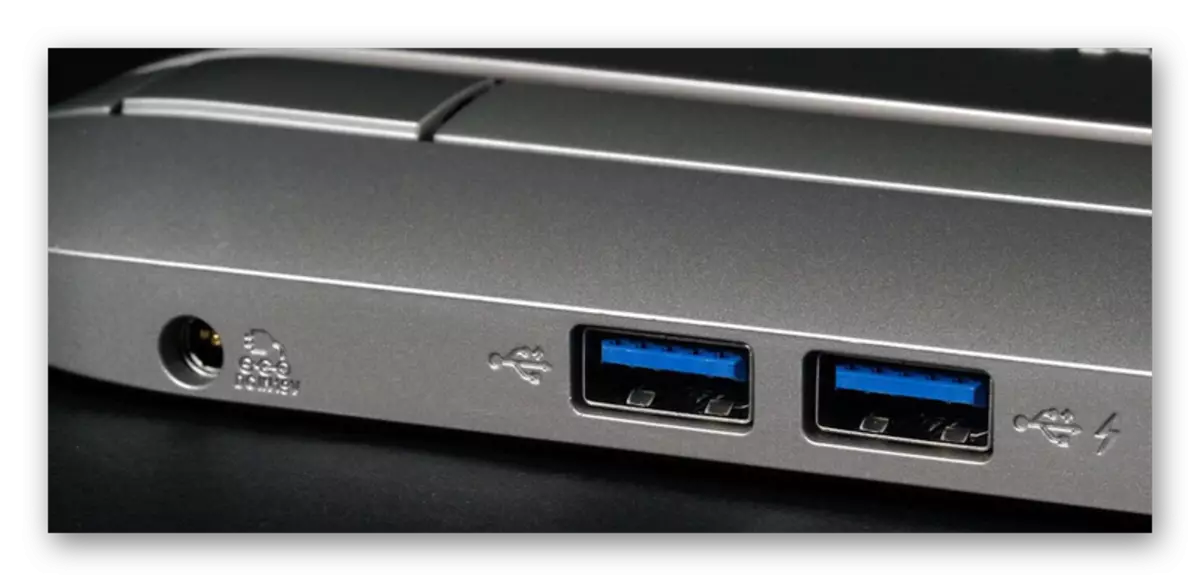 Proses pamariksaan port USB dina laptop