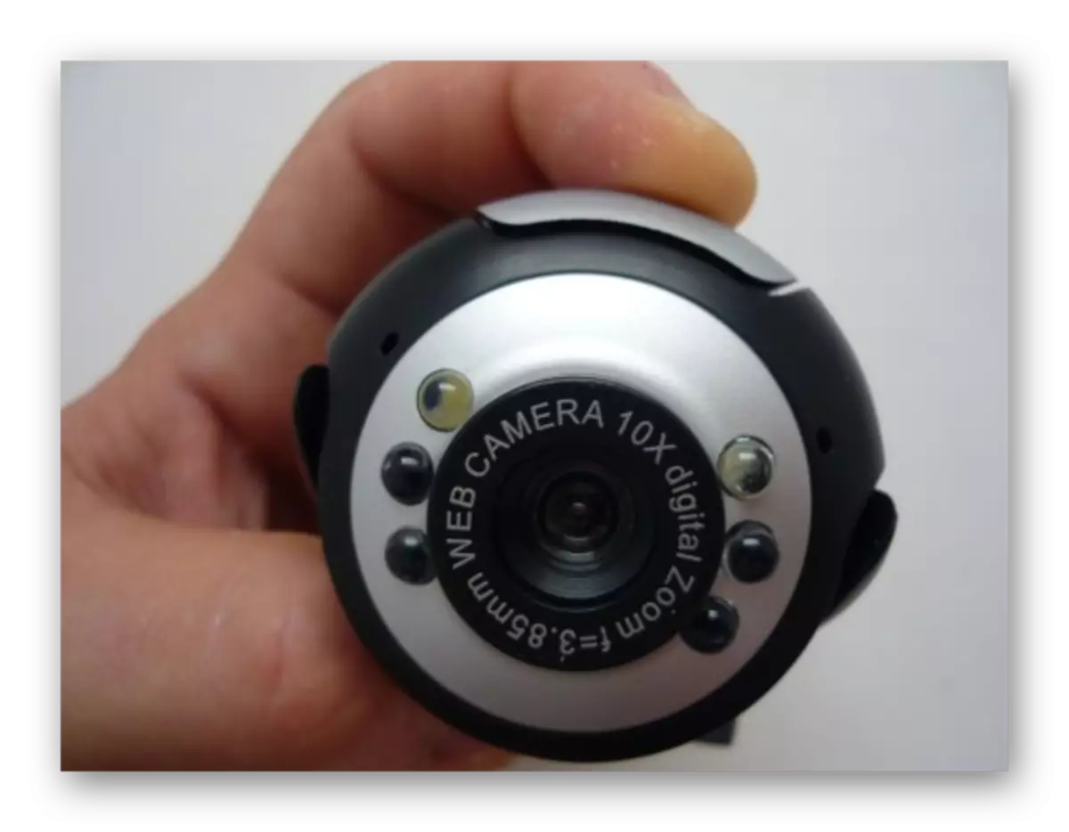 Prosés pamariksaan lensa lensa dina webcam éksternal