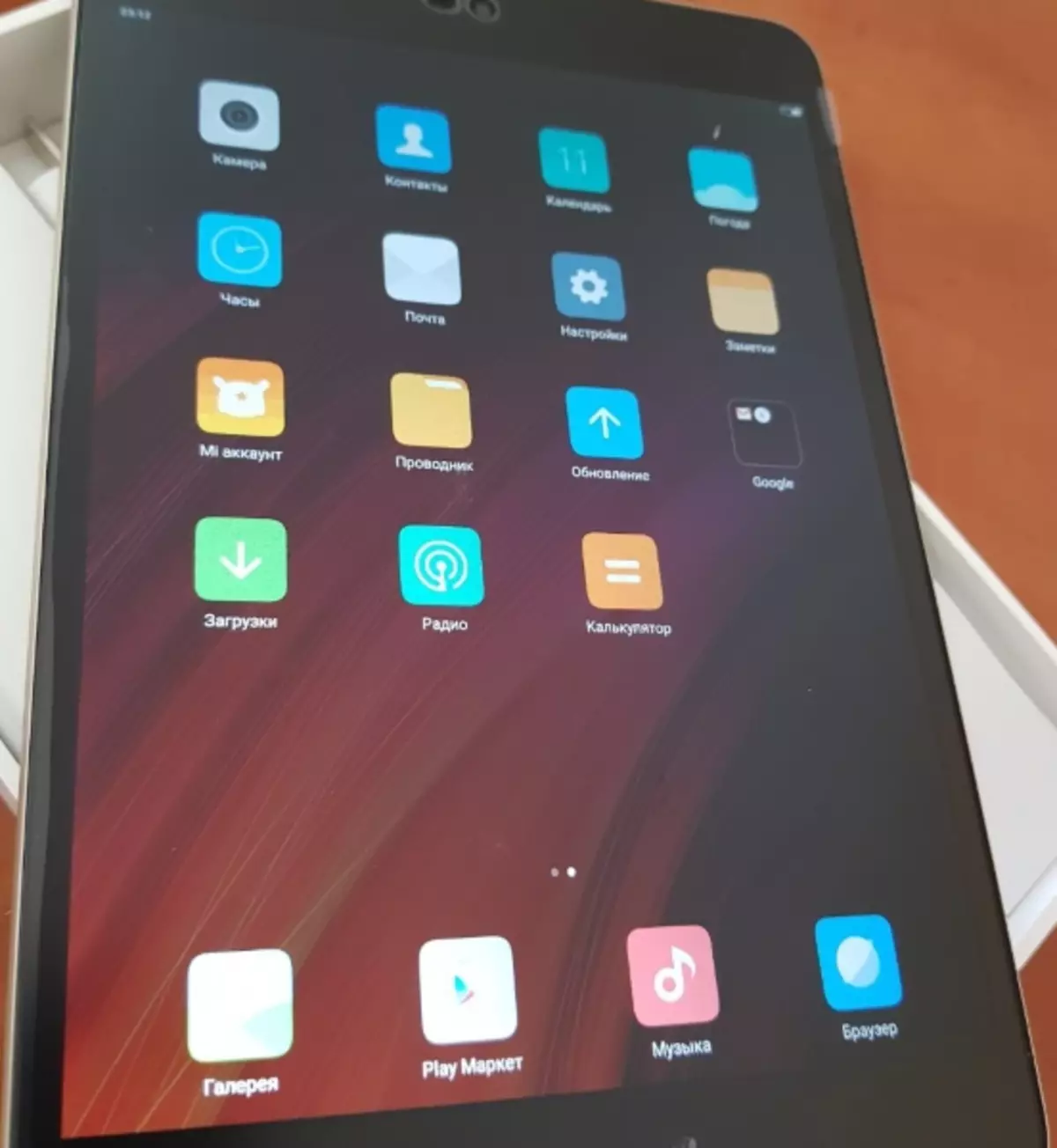 Xiaomi Mipad 2 Firmware nga adunay usa ka interface nga nagsultig Russia
