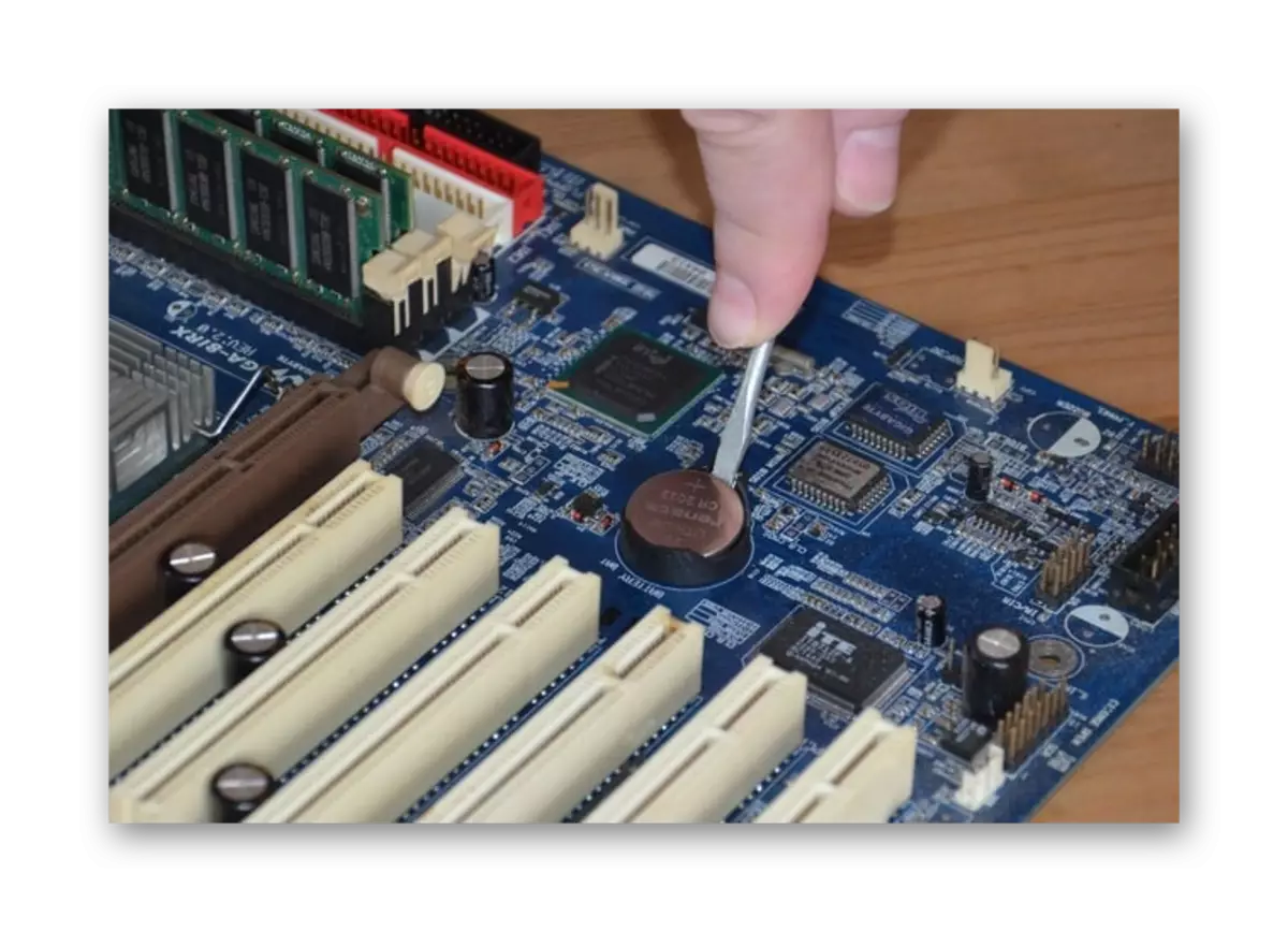 CMOS ဘက်ထရီ၏ထုတ်ယူခြင်းမှတစ်ဆင့် BIOS ဆက်တင်များပြန်လည်စတင်ပါ