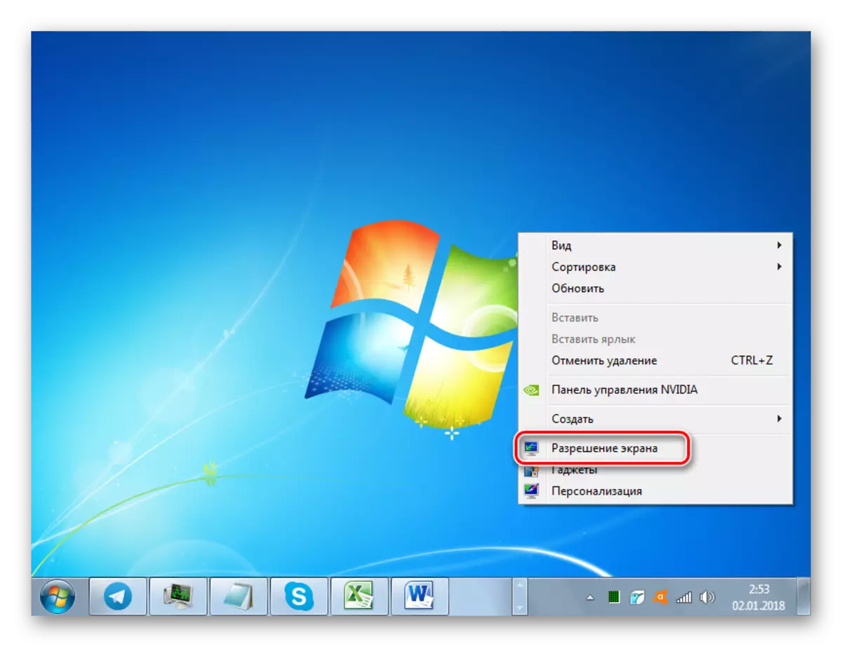 Pergi ke resolusi skrin bahagian panel kawalan menggunakan menu konteks pada desktop di Windows 7