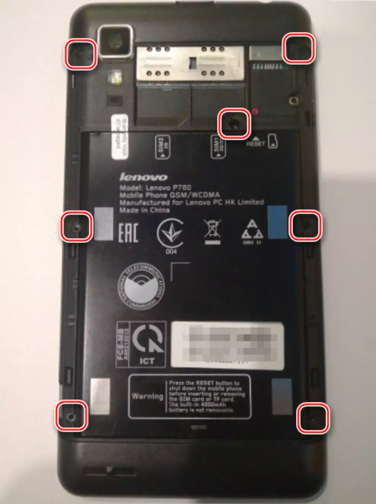 Ang Lenovo P780 gikuha ang likud nga panel aron i-off ang baterya