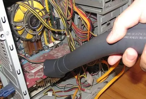 Tindif tal-kompjuter vacuum cleaner