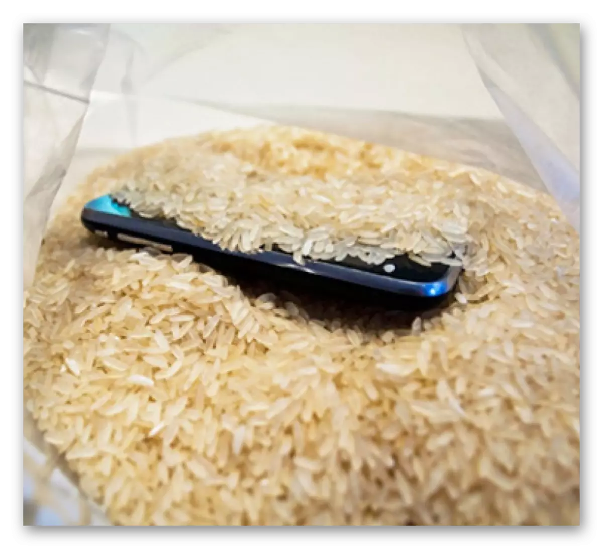 Teléfono en capacidad con arroz.