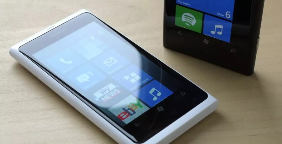 Nokia Lumia 800 RM-801 nyiapake perangkat kukuh