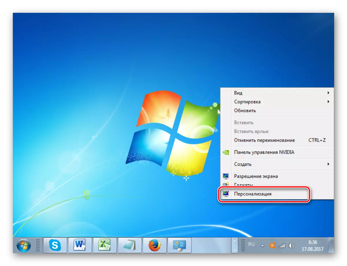 Gå til Personaliseringsseksjonen via kontekstmenyen på skrivebordet i Windows 7