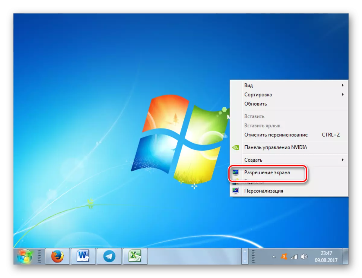 Växla till skärmupplösningsfönstret genom snabbmenyn på skrivbordet i Windows 7