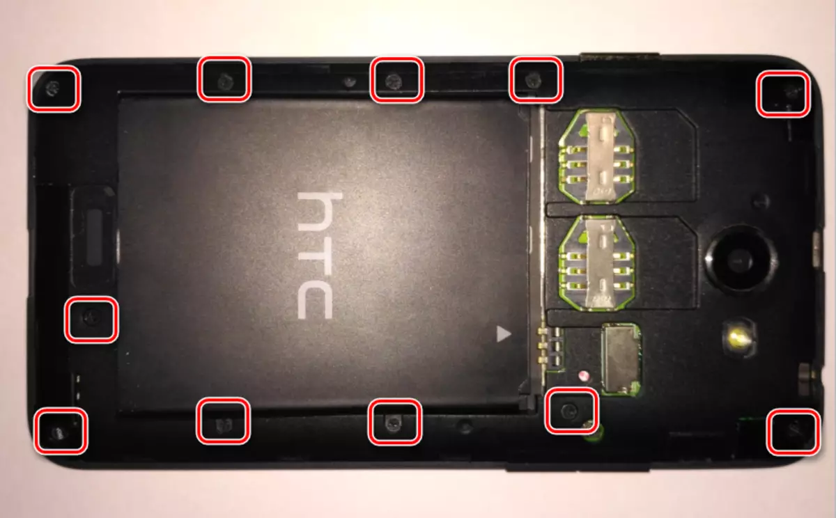 HTC Desire 516 Dual Sim noņemot aizmugurējo vāku 11 Skrūves
