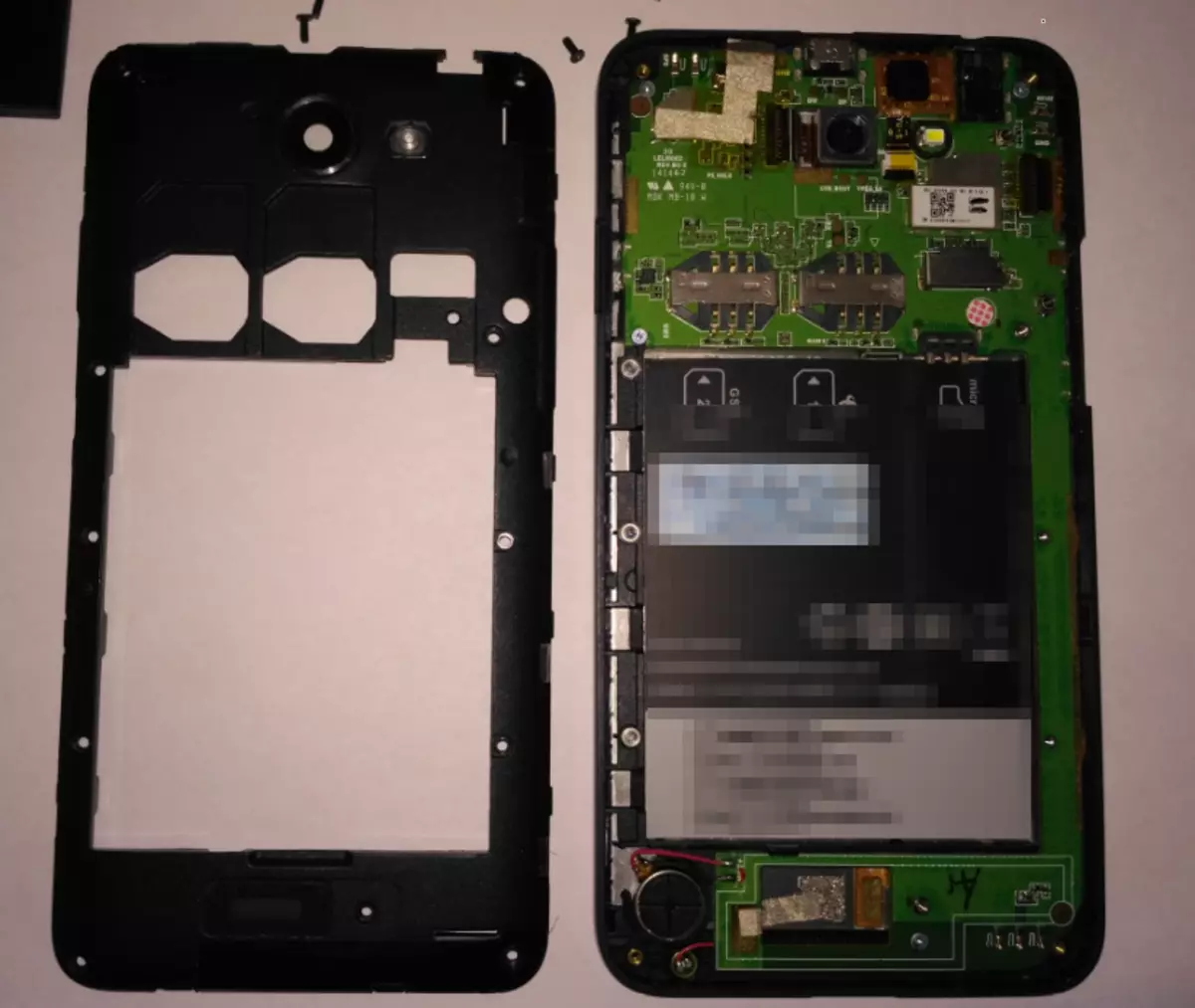 HTC Desire 516 Dual SIM con la parte trasera de la carcasa